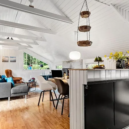 3 Bedroom Awesome In Bjert 度假居