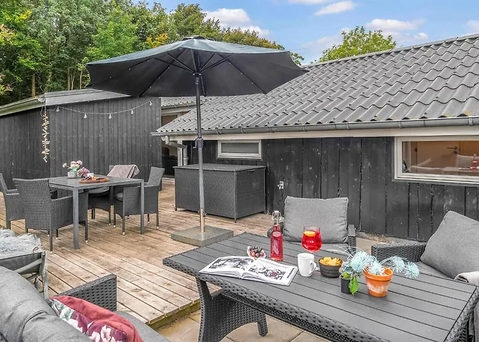 Dom wakacyjny 3 Bedroom Awesome In Bjert Binderup Strand
